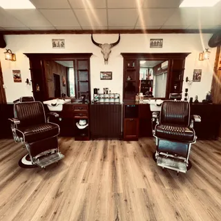 Salle du salon La Barbière à Guécélard, fauteuils de barbier et décor western