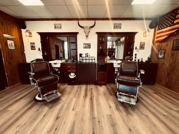 Salle du salon La Barbière à Guécélard, fauteuils de barbier et décor western