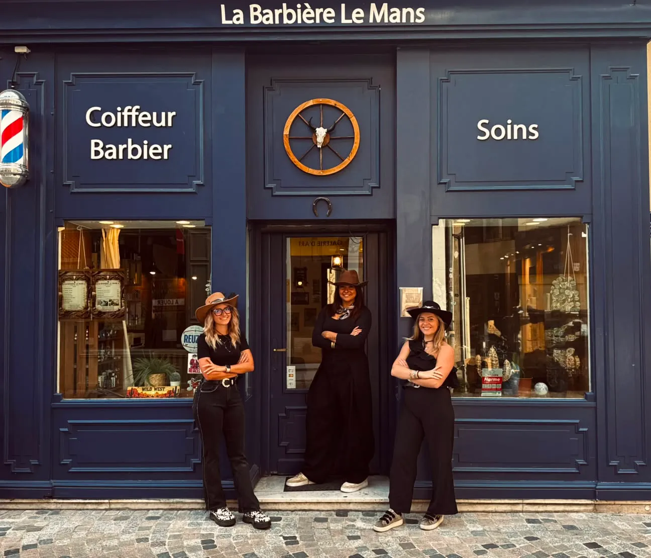 Devanture de La Barbière au Mans — façade bleu marine et enseigne, ambiance western