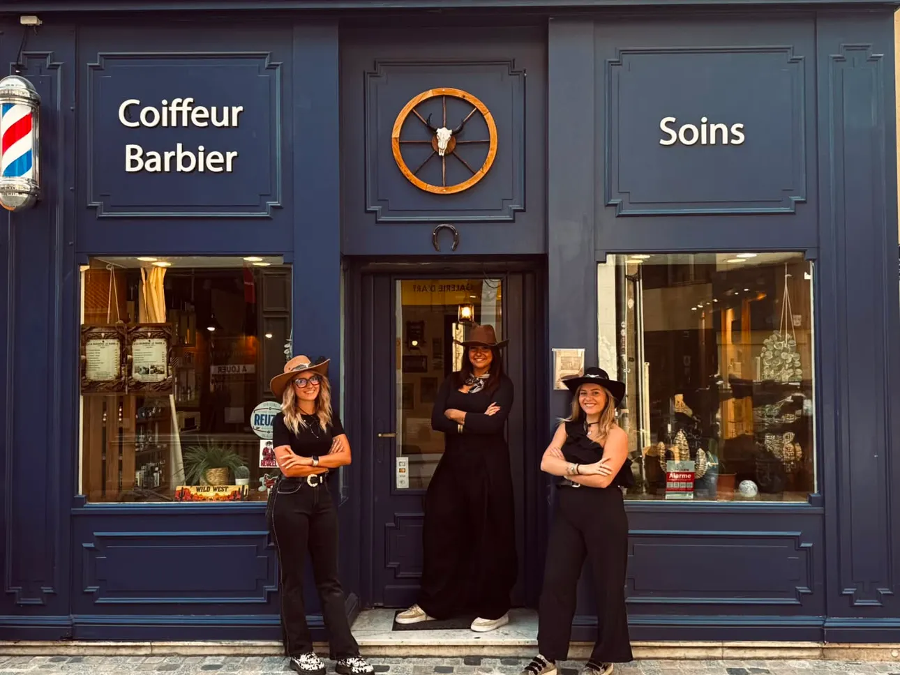 Devanture de La Barbière, 3 ter rue de Paris au Mans, avec l'équipe