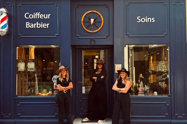 Devanture de La Barbière, 3 ter rue de Paris au Mans, avec l'équipe