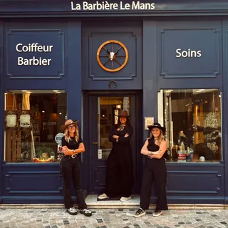 Devanture de La Barbière, 3 ter rue de Paris au Mans, avec l'équipe