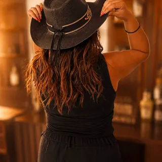 Chapeau de cow-boy et roue de charrette — l'univers western de La Barbière