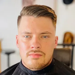Coupe et barbe soignée style moderne — Barbier Le Mans
