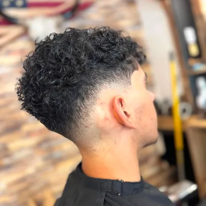 Coupe cheveux bouclés et dégradé progressif — Barbier Le Mans